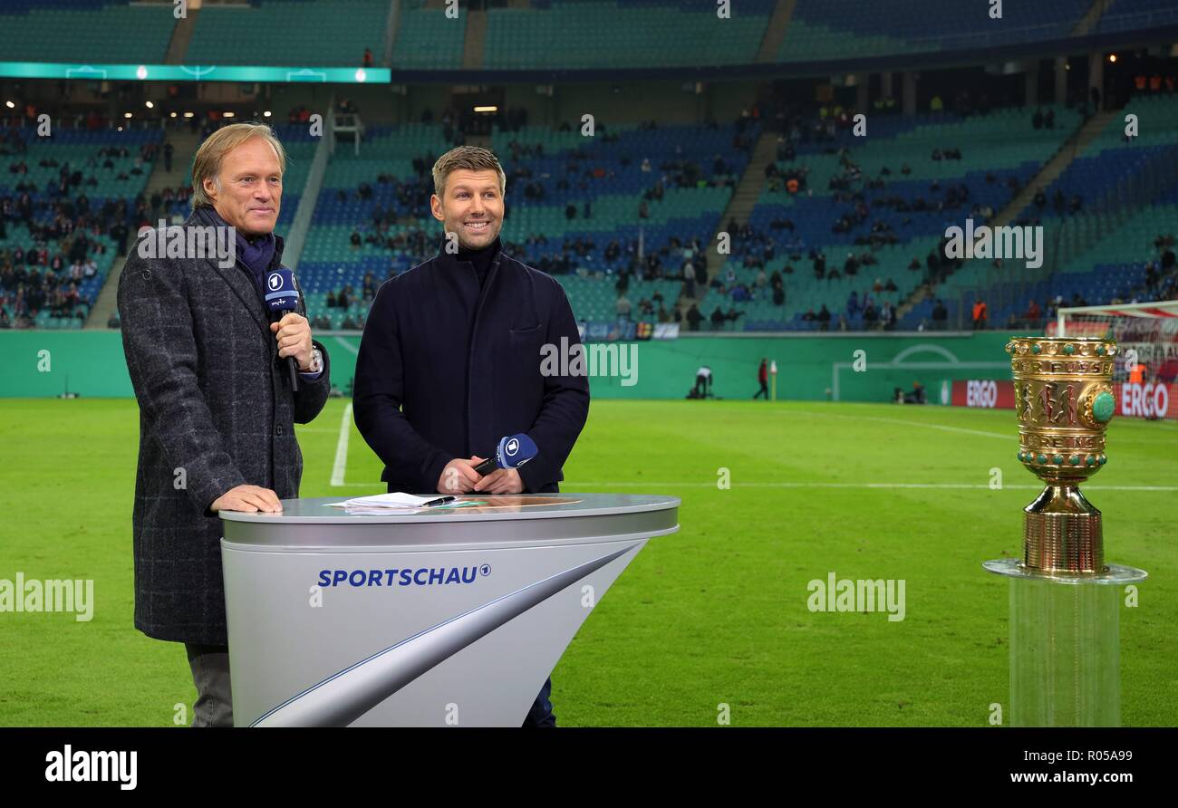 Leipzig, Deutschland. 31 Okt, 2018. firo: 31.10.2018, Fußball, 1.Bundesliga, Saison 2018/2019, DFB-Pokal, 2. Runde, RB Leipzig - TSG Hoffenheim 2:0 ARD, Sportschau, Gerd DELLING und Thomas Hitzlsperger, rechts mit DFB-Pokal | Verwendung der weltweiten Kredit: dpa/Alamy leben Nachrichten Stockfoto