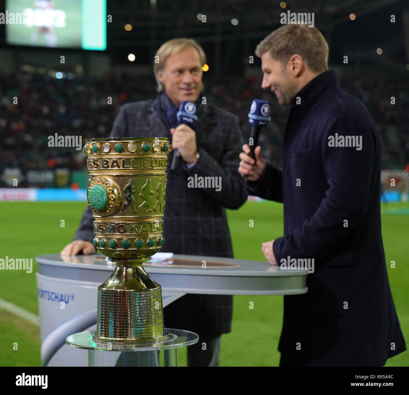 Leipzig, Deutschland. 31 Okt, 2018. firo: 31.10.2018, Fußball, 1.Bundesliga, Saison 2018/2019, DFB-Pokal, 2. Runde, RB Leipzig - TSG Hoffenheim 2:0 ARD, Sportschau, Gerd DELLING und Thomas Hitzlsperger, rechts mit DFB-Pokal | Verwendung der weltweiten Kredit: dpa/Alamy leben Nachrichten Stockfoto