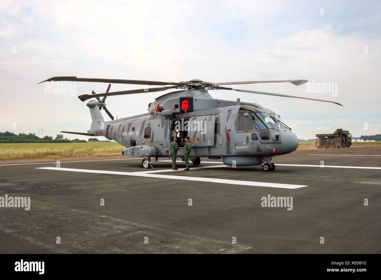 BEAUVECHAIN, Belgien - Apr 3, 2010: British Royal Navy Merlin Helikopter auf dem Rollfeld des Bevekom Airbase Stockfoto