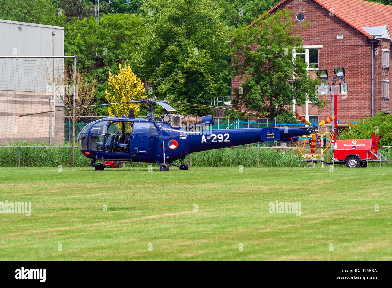 LEEUWARDEN, Niederlande - 21.Juni 2008: Royal Netherlands Air Force Aerospatiale Alouette III Hubschrauber auf eine Rasenfläche in Leeuwarden airbase gelandet Stockfoto