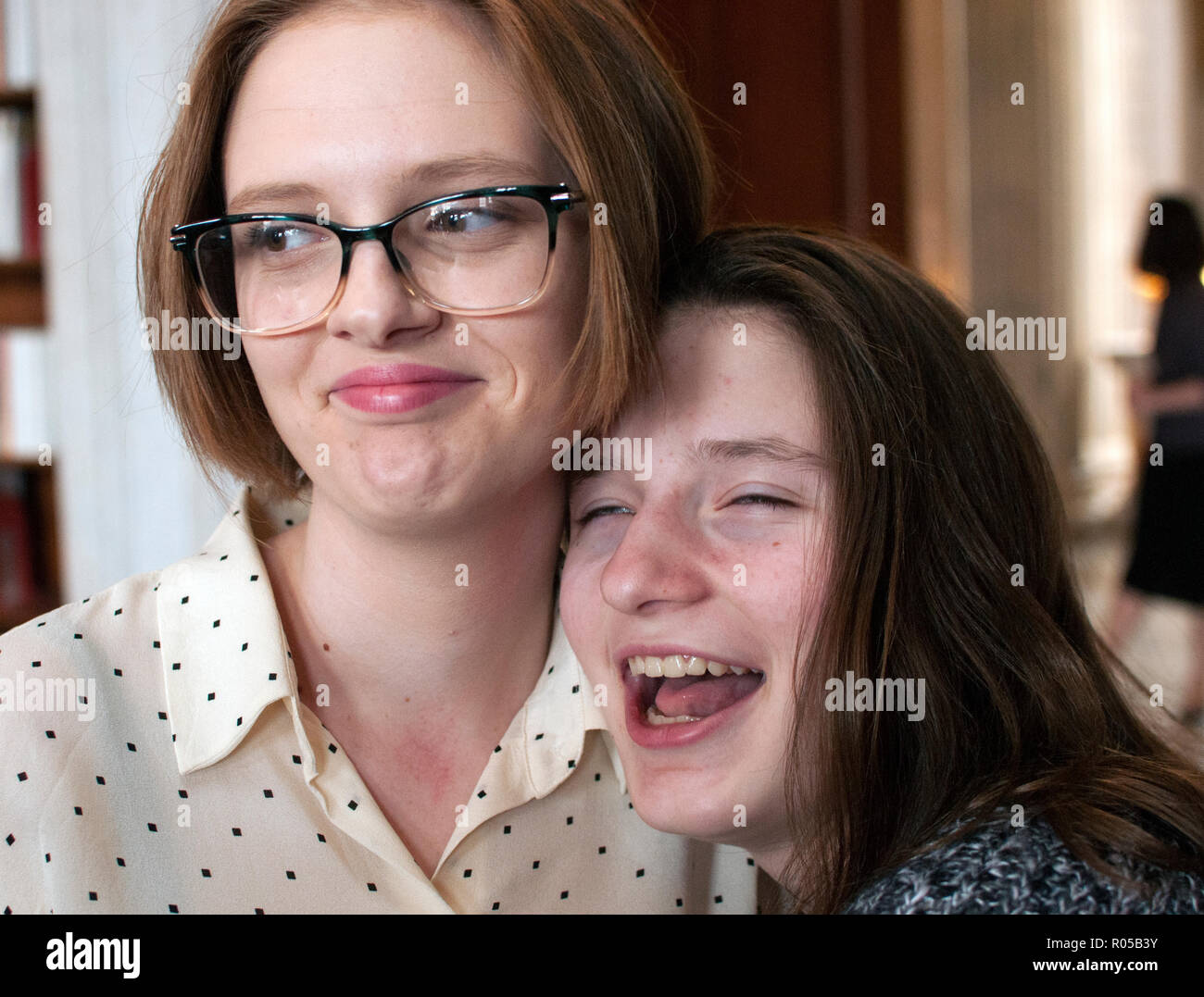 Zwei jugendlich Mädchen schließen bis zu lächeln und zu lachen Stockfoto