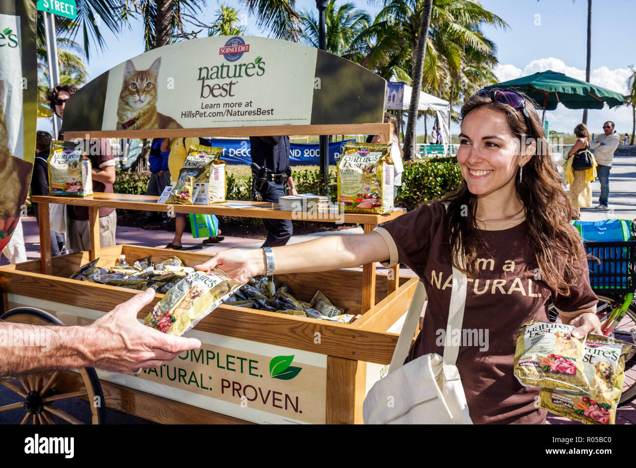 Miami Beach, Florida, Ocean Drive, Art déco-Wochenende, kostenlose Musterbeispiele für das Festival, Produkt, hispanische Frauen, arbeiten, arbeiten, Angestellte Arbeiter Stockfoto