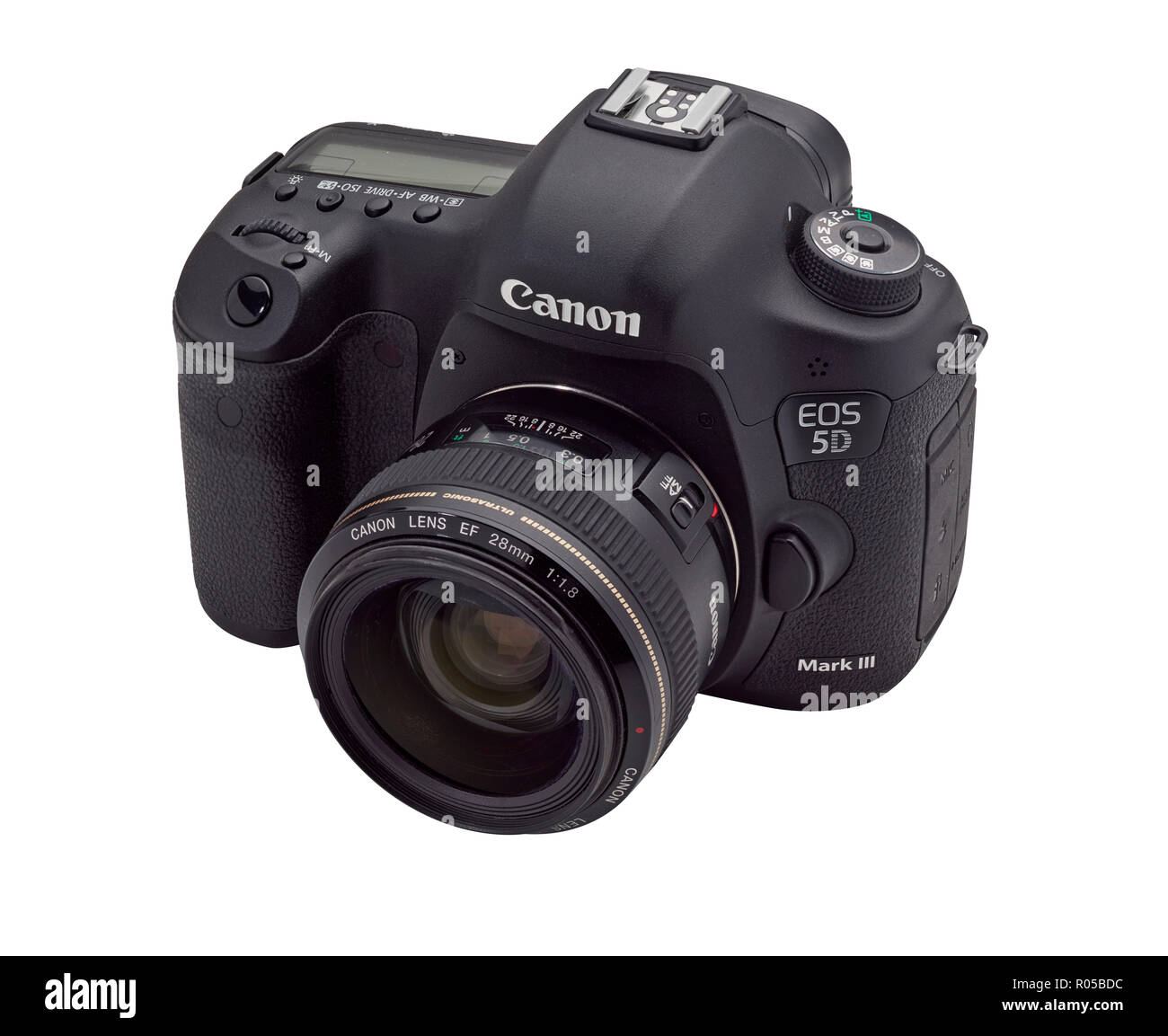 Canon DSLR EOS 5D MkIII Kamera mit 28 mm F1,8 Weitwinkelobjektiv auf einem weißen Hintergrund. Stockfoto