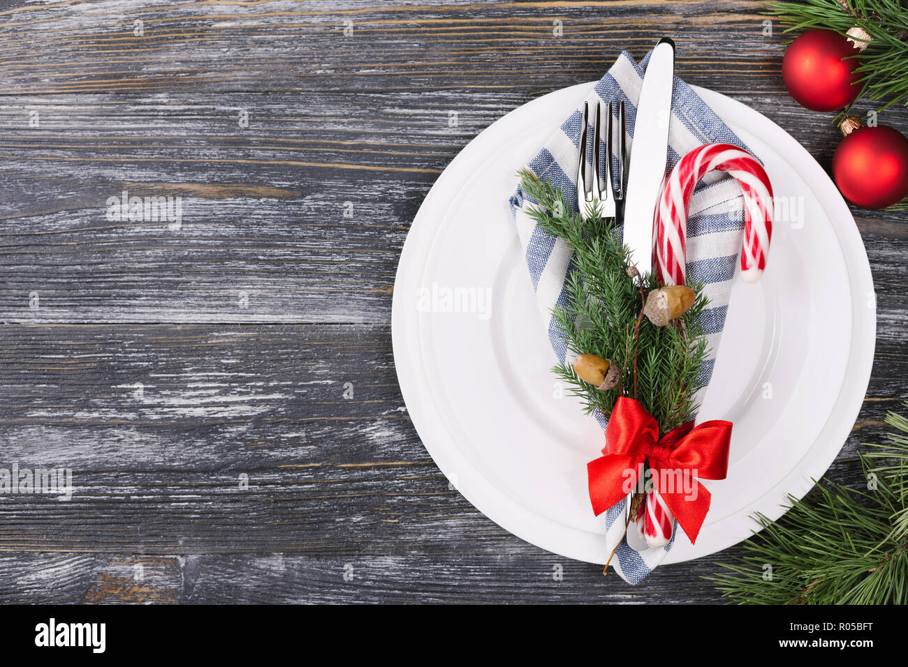 Weihnachten Einstellung Tabelle mit Zuckerstange Lollipop. Urlaub Hintergrund mit kopieren. Stockfoto