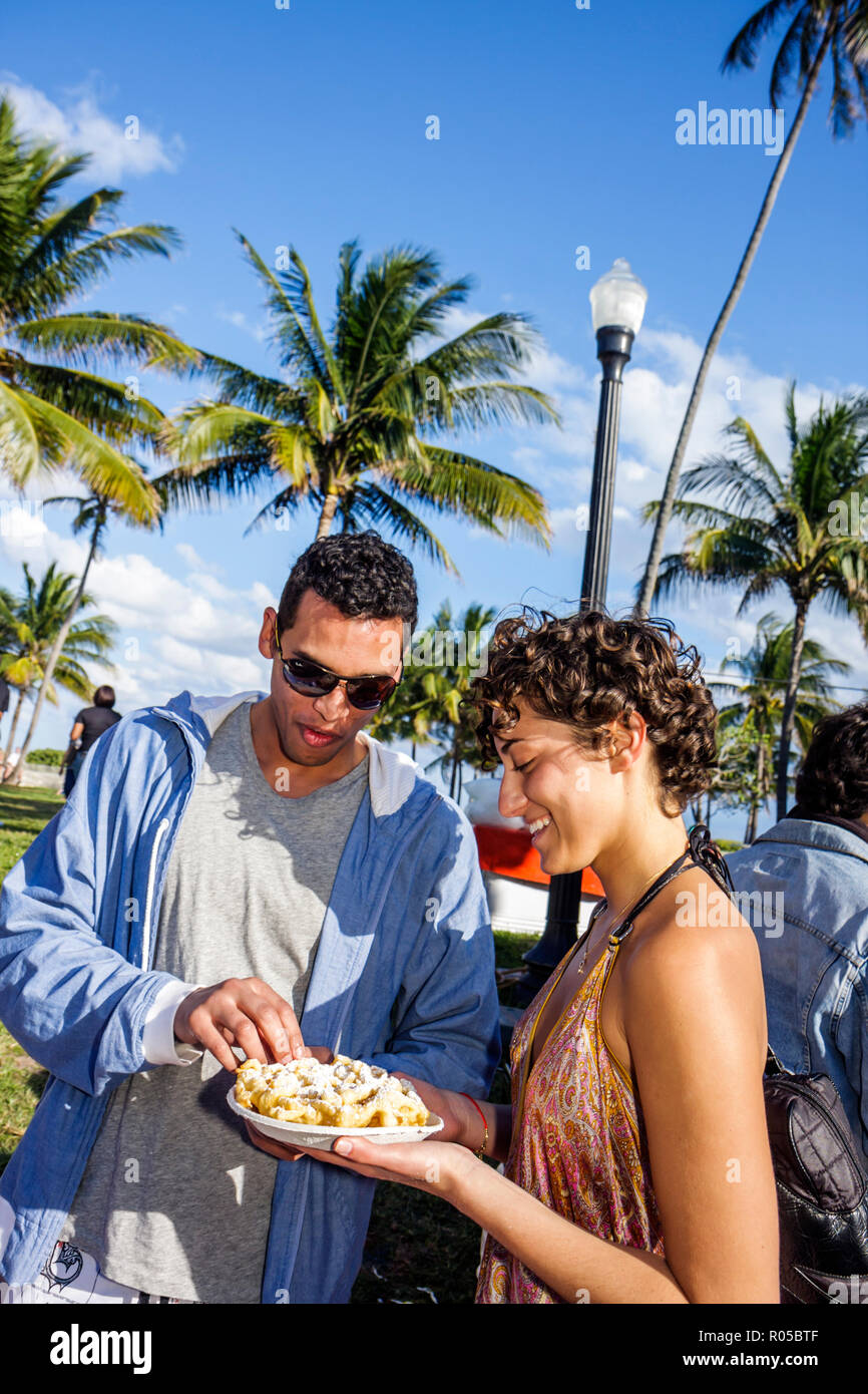 Miami Beach Florida, Ocean Drive, Art Deco Wochenende, Architekturfestival hispanischer Mann Männer männlich, Frau weibliche Frauen, Paar, attraktiv, Street Food, Trichter c Stockfoto