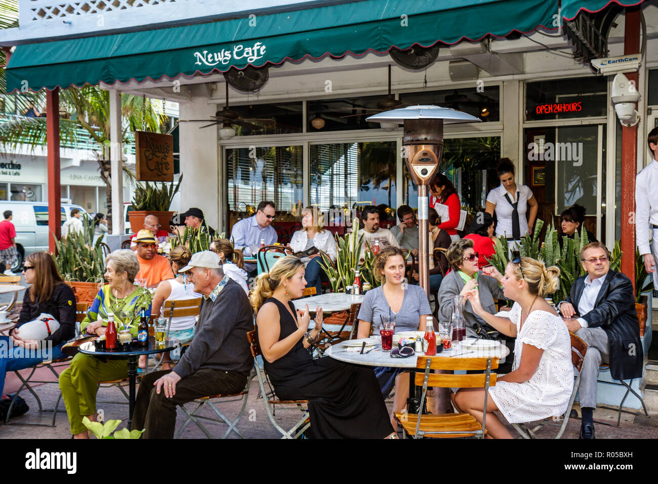 Miami Beach Florida, Ocean Drive, Art-Deco-Wochenende, Architektur, Architektur, Architektur, Festival, Veranstaltung, Feier, News Cafe Restaurant, Restaurants, Essen, Abendessen, Dini Stockfoto Miami Beach Florida, Ocean Drive, Art-Deco-Wochenende, Architektur, Architektur, Architektur, Festival, Veranstaltung, Feier, News Cafe Restaurant, Restaurants, Essen, Abendessen, Dini Stockfoto