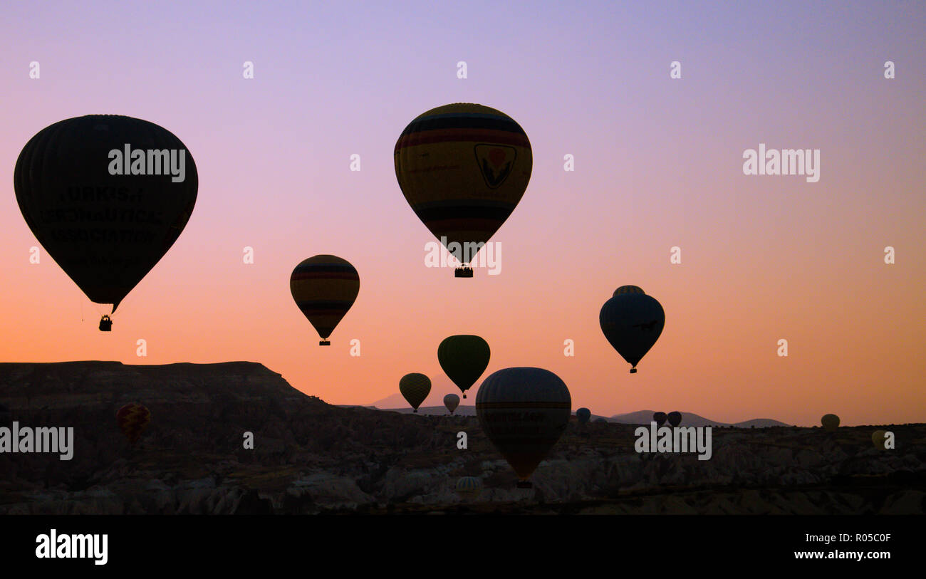 Kappadokien - Türkei - August 2018: Heißluftballon fliegen bei Sonnenaufgang. Stockfoto