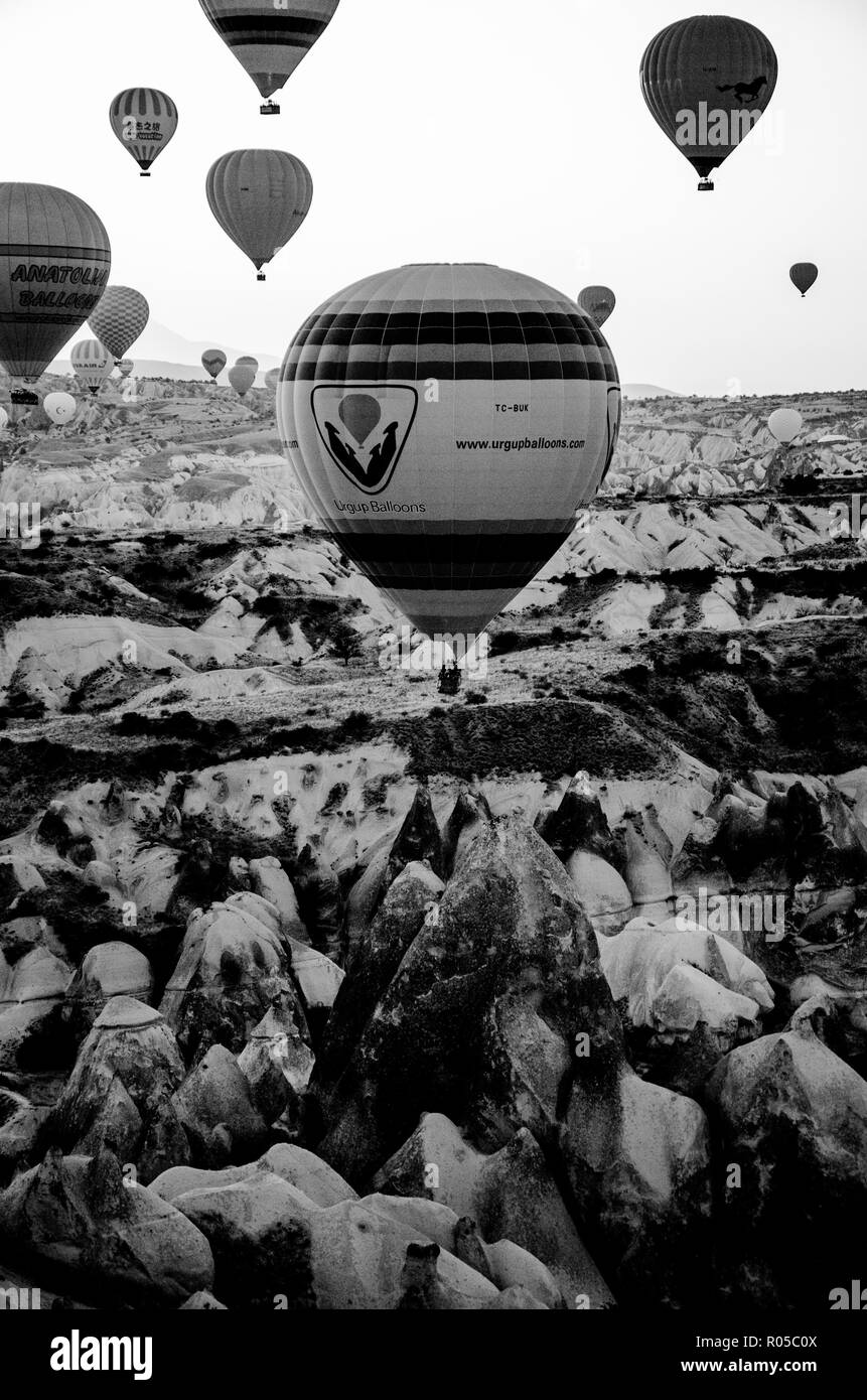 Kappadokien - Türkei - August 2018: Heißluftballon fliegen bei Sonnenaufgang. Stockfoto