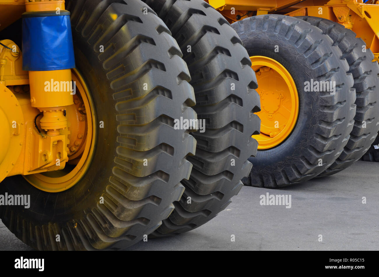 Reifen mit Felgen und Elektromotor - Räder Motoren eines gelben Karriere  Muldenkipper Muldenkipper Stockfotografie - Alamy