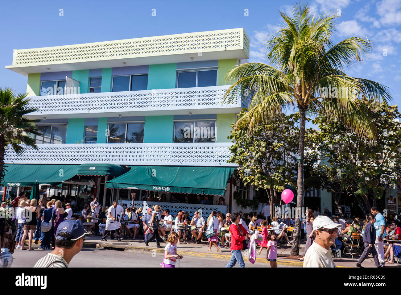 Miami Beach Florida, Ocean Drive, Art Deco Wochenende, Architektur, Architektur, Festival, Event, Feier, News Cafe, Restaurant Restaurants Essen Essen ea Stockfoto Miami Beach Florida, Ocean Drive, Art Deco Wochenende, Architektur, Architektur, Festival, Event, Feier, News Cafe, Restaurant Restaurants Essen Essen ea Stockfoto
