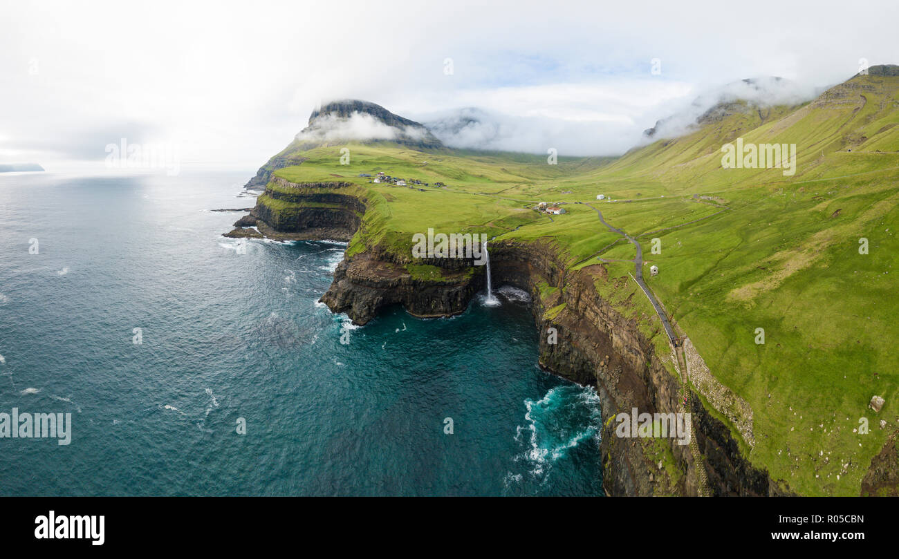 Antenne Panoramablick von Wasserfall und Klippen, Gasadalur, Vagar Island, Färöer, Dänemark Stockfoto