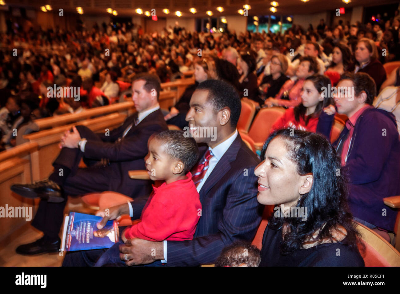 Miami Florida,Adrienne Arsht Center,2009 Präsidenteneinweihung Simulcast,Barack Obama,historisches Ereignis,Feier,Publikum,Schwarze Schwarze ein Stockfoto