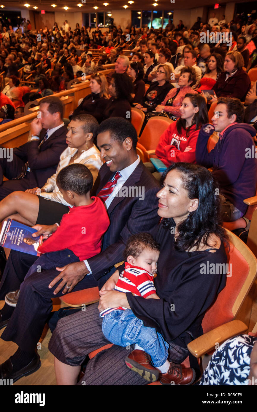 Miami Florida,Adrienne Arsht Center,2009 Präsidenteneinweihung Simulcast,Barack Obama,historisches Ereignis,Feier,Publikum,Schwarze Schwarze ein Stockfoto