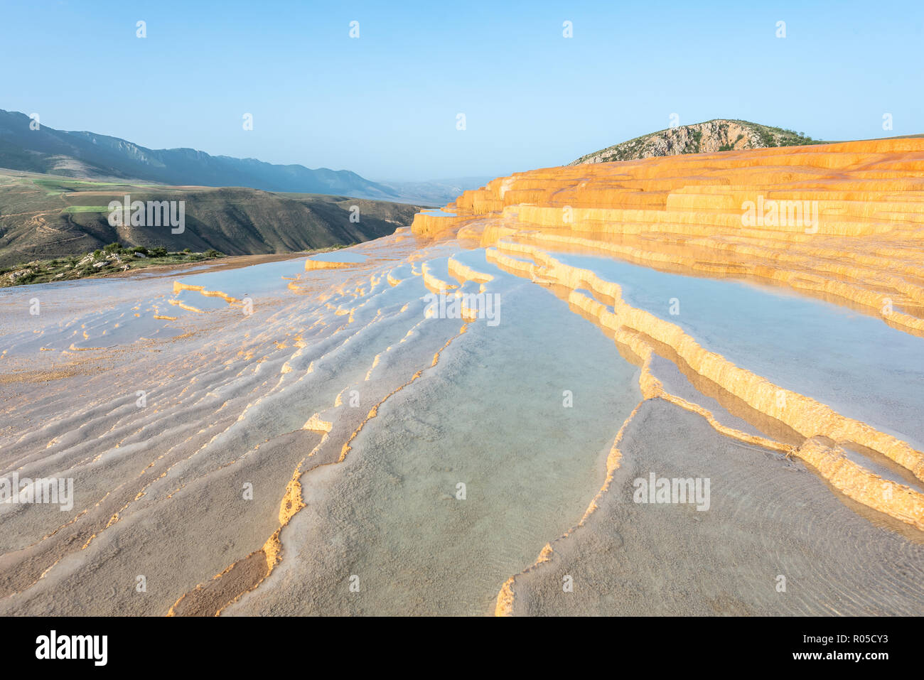 Travertin Terrasse bei Sonnenaufgang in der Nähe von Orost, eines der seltenen reinen Travertin-Pools, die frei zugänglich sind, sind Badab-e Surt, Iran Stockfoto