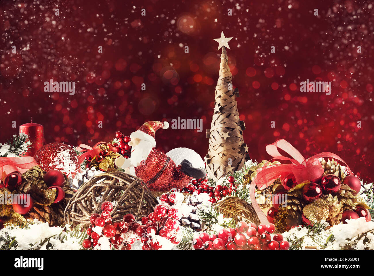 Weihnachten Hintergrund Konzept. Schimmernde Weihnachtsdekorationen mit Baum, Weihnachtsmann und Kerzen Stockfoto