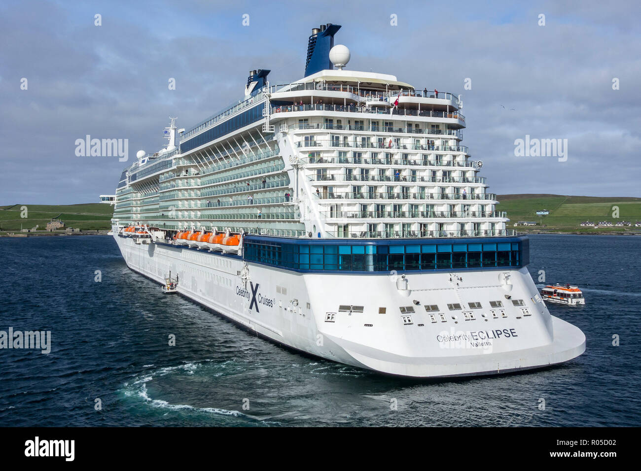 Celebrity Eclipse Valletta, Solstice-klasse von Celebrity Cruises Kreuzfahrtschiffe Abfahrt Hafen Lerwick, Shetlandinseln, Schottland, Großbritannien Stockfoto