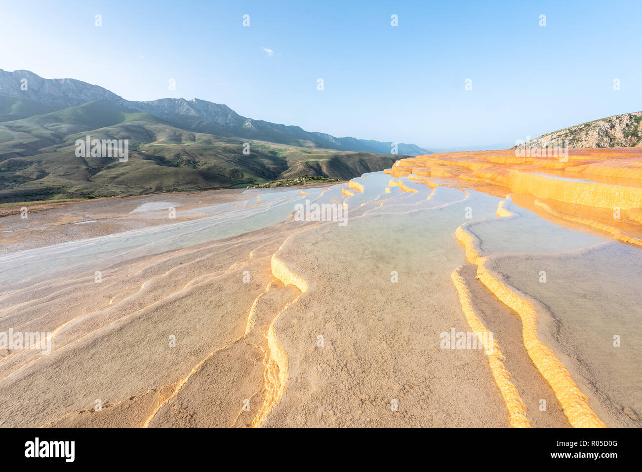 Travertin Terrasse bei Sonnenaufgang in der Nähe von Orost, eines der seltenen reinen Travertin-Pools, die frei zugänglich sind, sind Badab-e Surt, Iran Stockfoto