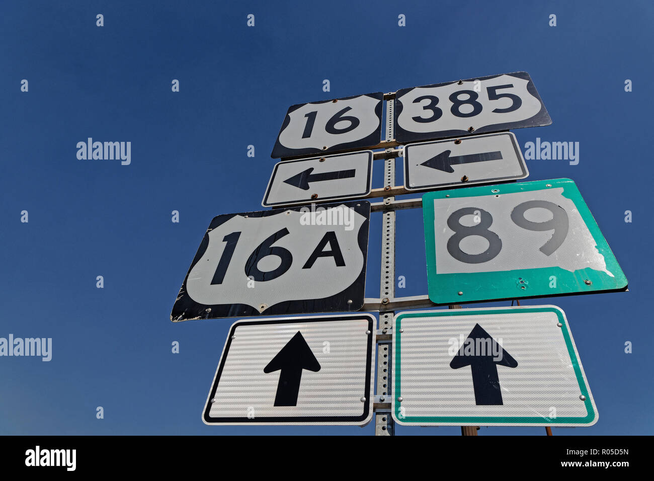 CUSTER, South Dakota, 17. September 2018: Beschilderung am Mount Rushmore Road in Custer, South Dakota. Stockfoto