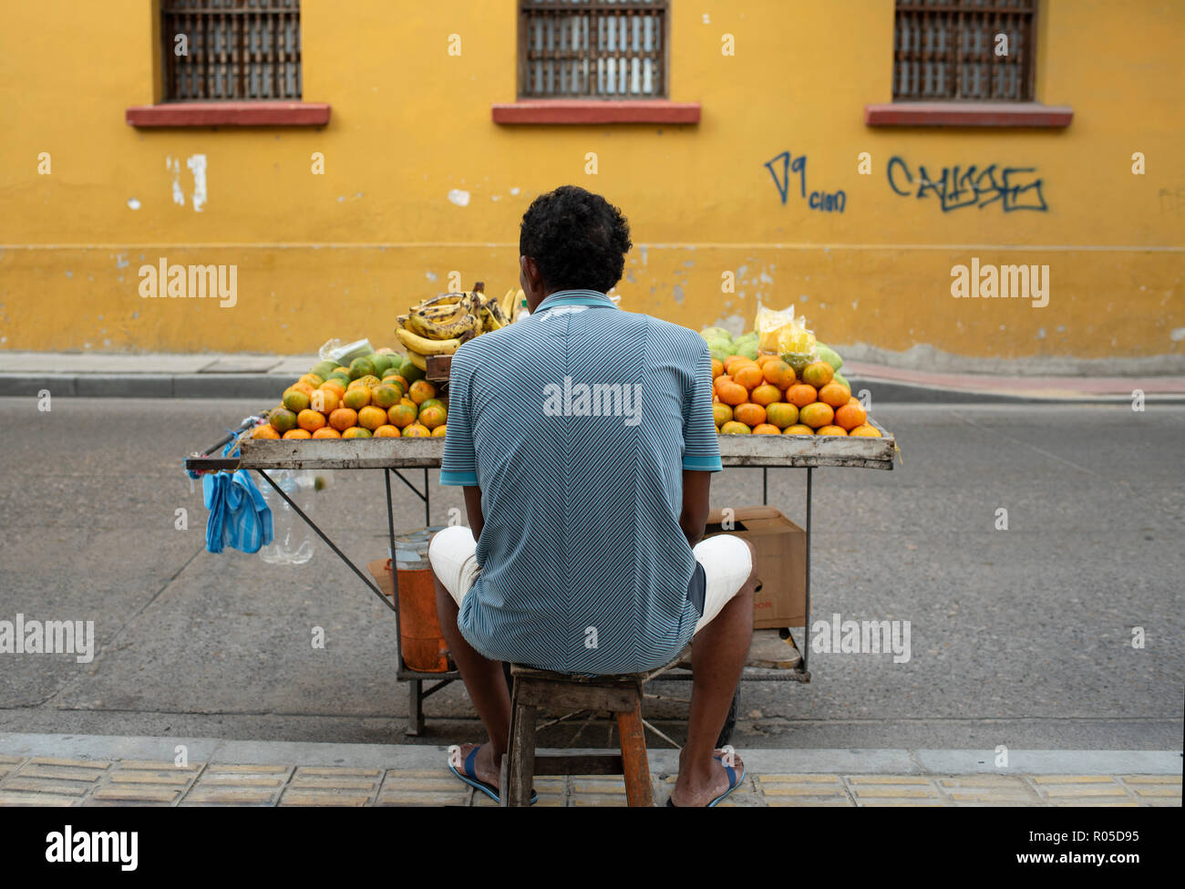Ansicht der Rückseite des Straße Obst Verkäufer. Getsemani, Cartagena de Indias, Kolumbien. Okt 2018 Stockfoto
