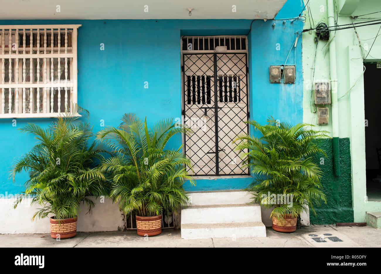 Bunte Wohngebäude mit üppigen Pflanzen. Typische Ansicht der Altstadt von Getsemani. Cartagena de Indias, Kolumbien. Okt 2018 Stockfoto