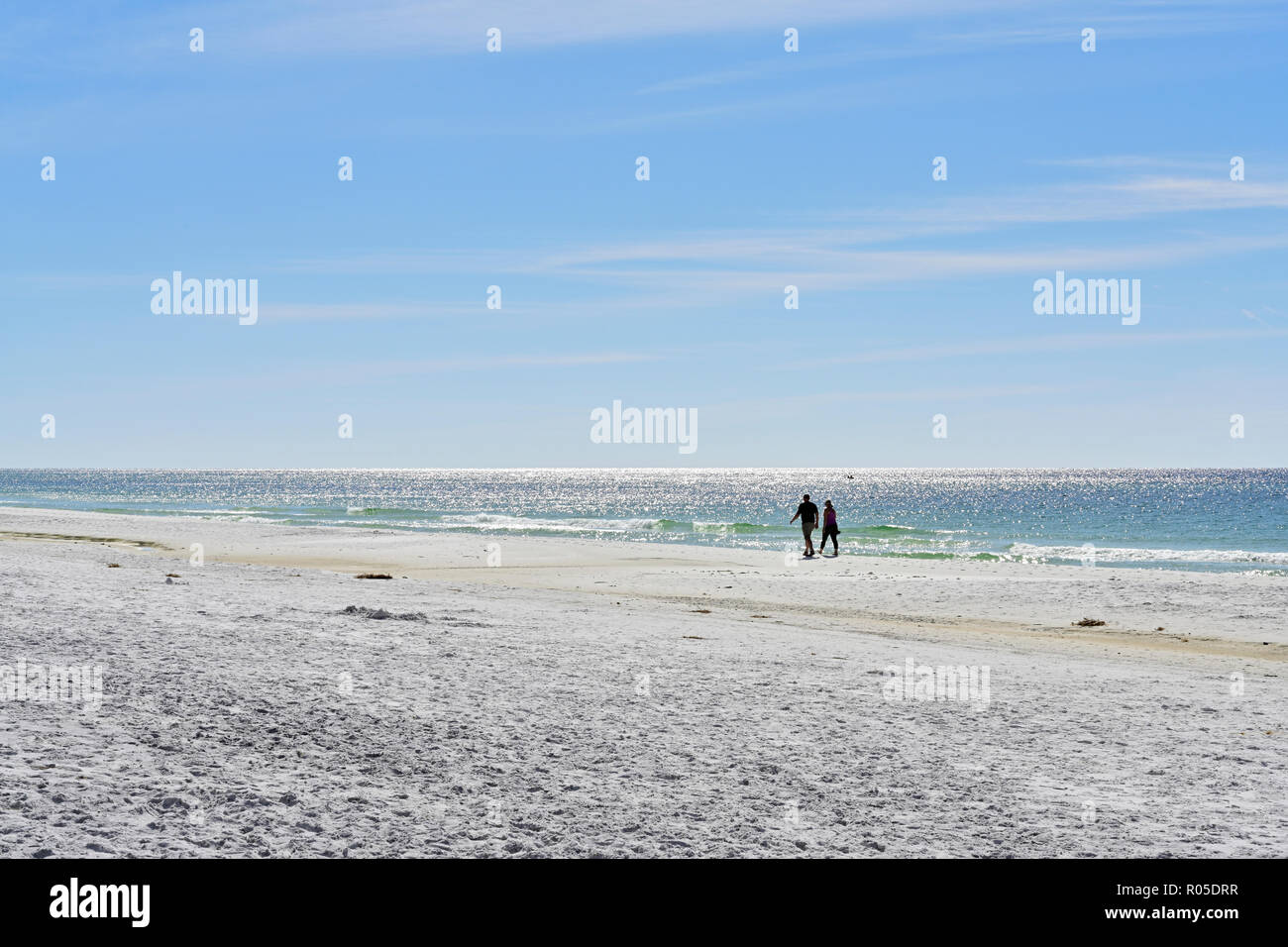 Menschen wandern auf einsamen und leeren Florida Panhandle Strand am Deer Lake State Park, Florida, USA. Stockfoto