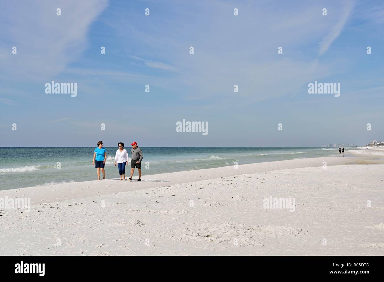 Menschen wandern auf einsamen und leeren Florida Panhandle Strand am Deer Lake State Park, Florida, USA. Stockfoto