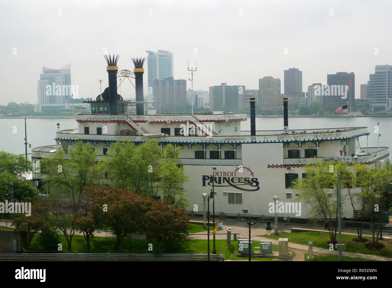 DETROIT, Michigan, Vereinigte Staaten - 22. Mai, 2018: Die Detroit Prinzessin angedockt entlang des Detroit River in der Innenstadt. Die Riverboat bietet Abendessen Kreuzfahrten entlang der Detroit River Stockfoto