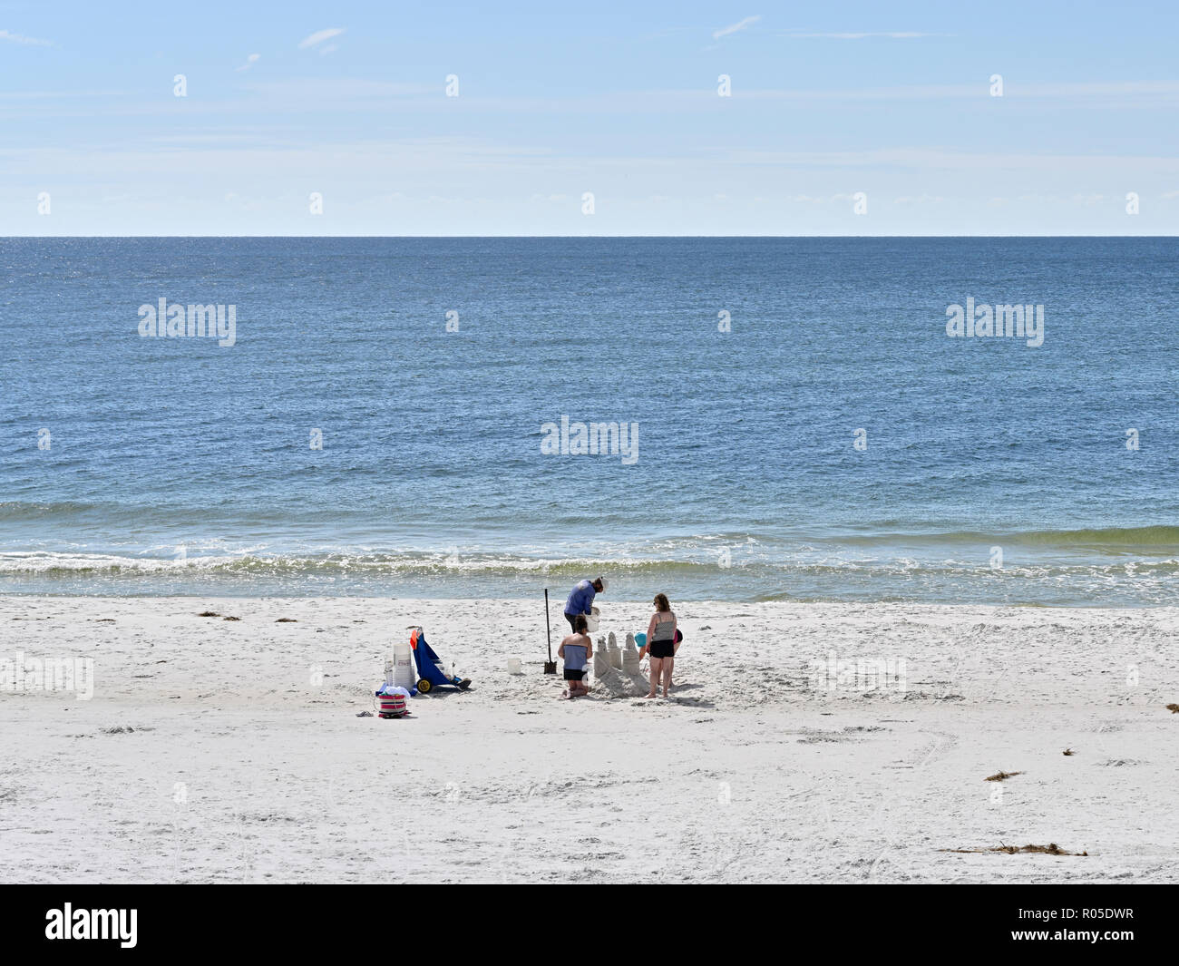 Familie bauen eine Sandburg auf der Florida Beach am Deer Lake State Park, Florida, USA. Stockfoto