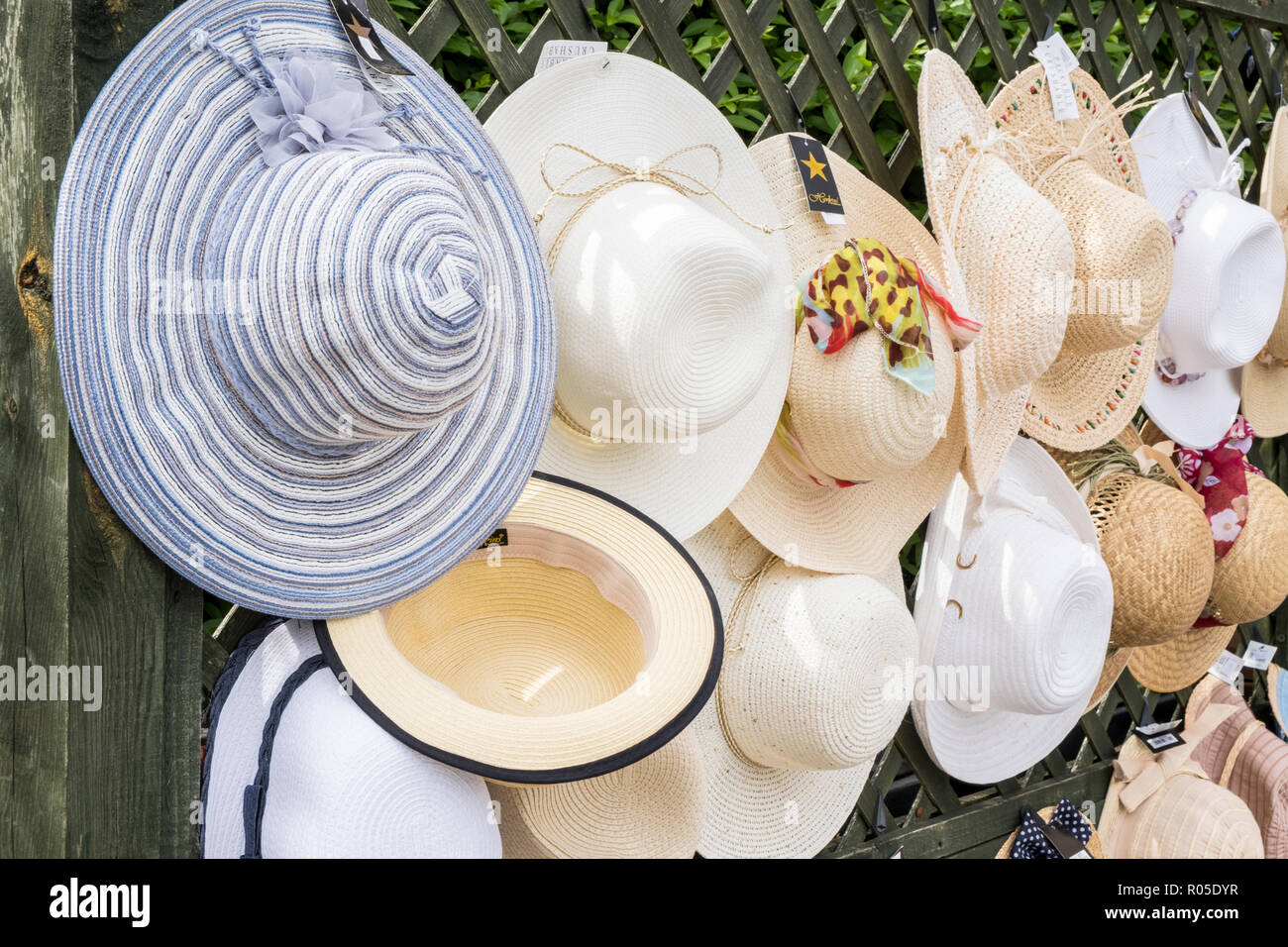 Frauen Hüte für Verkauf und Anzeige außerhalb, England, Großbritannien Stockfoto
