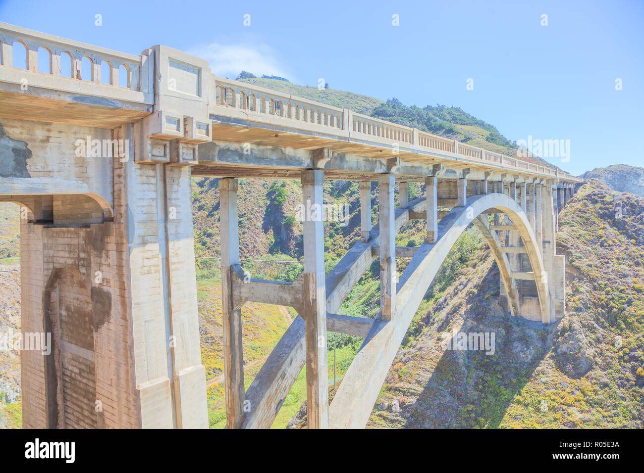 Iconic Bixby Bridge Auf Dem Pacific Coast Highway Nummer 1 In Kalifornien Usa Bixby Bridge Ist In Der Nahe Von Pfeiffer Canyon Bridge In Big Sur Zusammengebrochen American Travel Konzept Weiches Licht