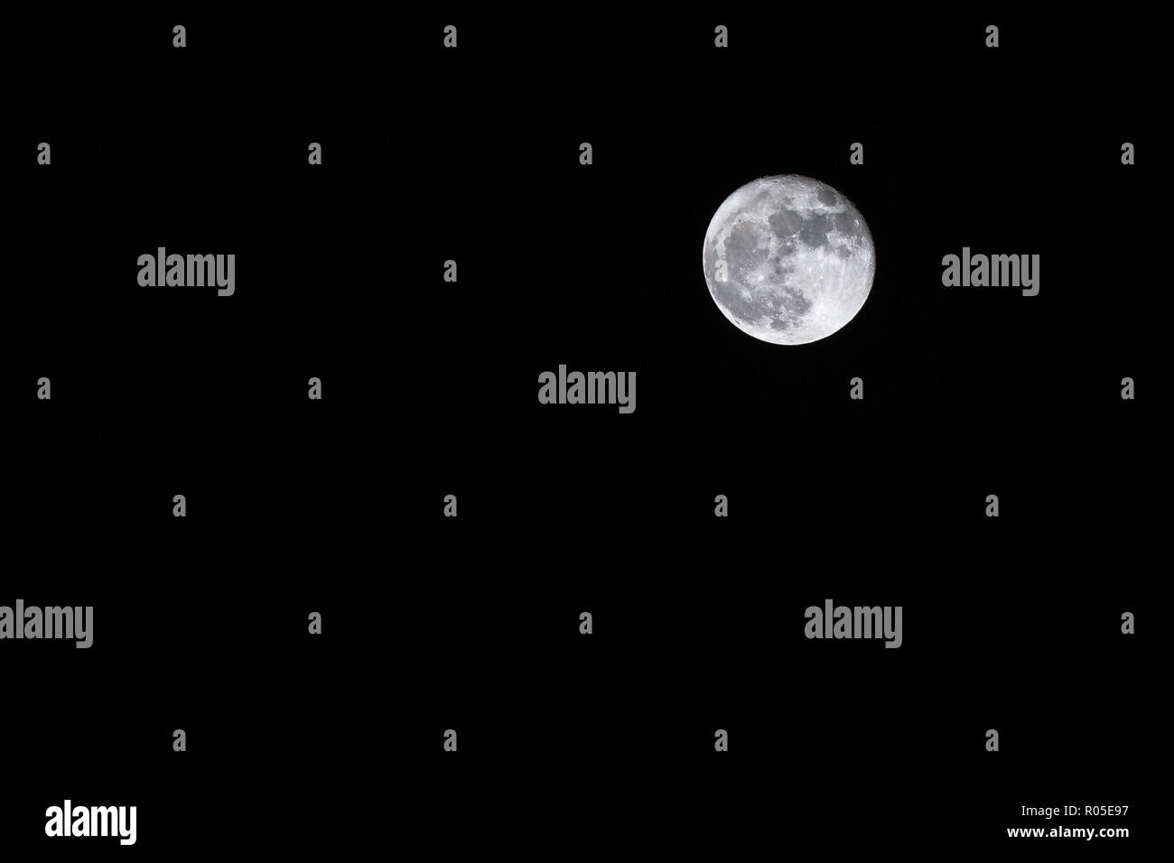 Vollmond über dunklen schwarzen Himmel Hintergrund in der Nacht. Lunar Perigäum super Mond. Größte scheinbare Größe von der Mondscheibe von der Erde aus gesehen. Kopieren Raum rechts. Stockfoto