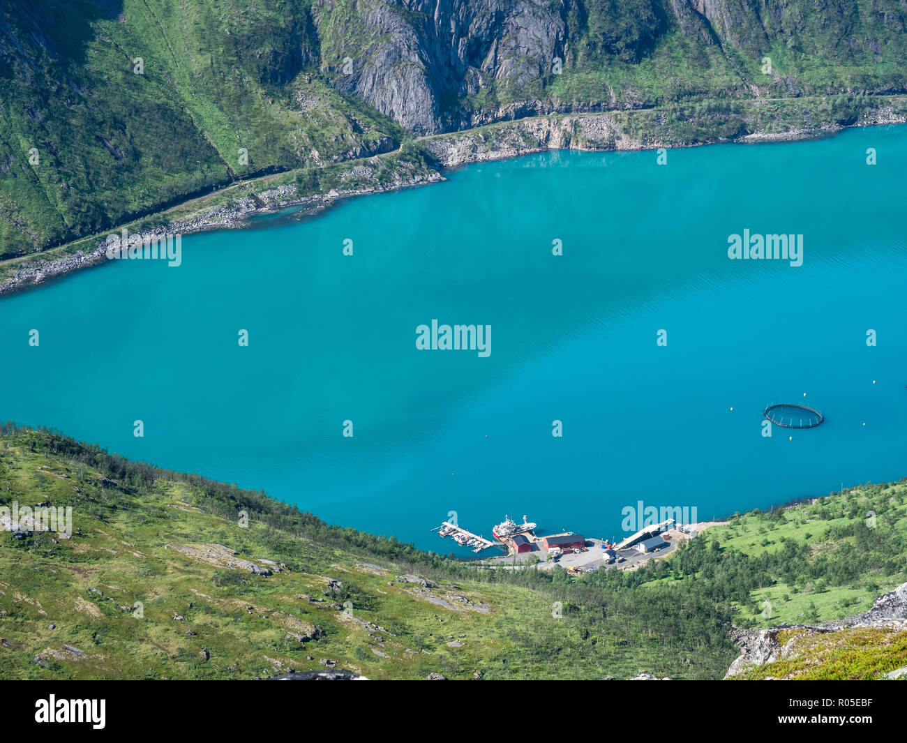 Salmon farm in fjord in Fotos und Bildmaterial in hoher Auflösung Alamy