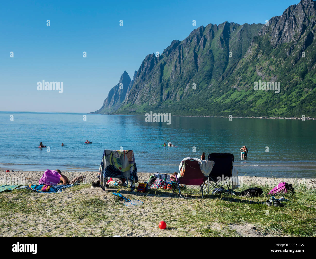 Strand Ersfjord Ersfjordstranden, Fjord, öffentlichen Erholungsgebiet, Sommer, Zeit zum Schwimmen, Stühlen, Blick auf die Bergkette Okshornan, Insel Senja, Troms, Stockfoto