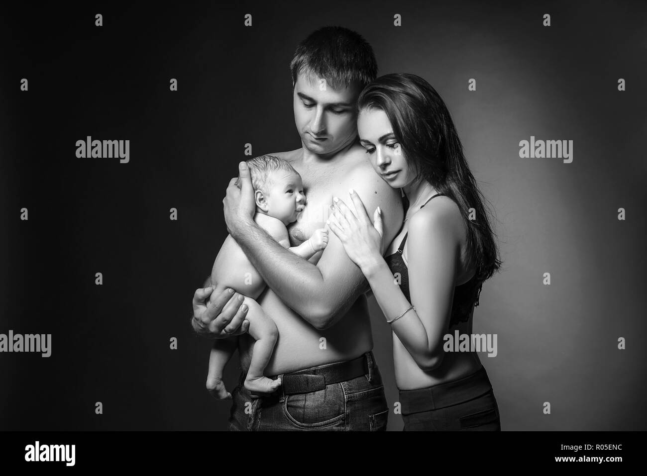 Gluckliche Familie Papa Mama Und Baby Im Studio Fur Den Hintergrund Stockfotografie Alamy
