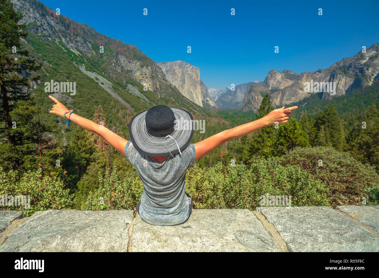 Reisende Frau Freiheit im Yosemite National Park, an iconic Tunnel Blick übersehen. Jubeln Ihnen gerne touristische genießen Blick auf El Capitan und Half Dome. Sommer amerikanische Feiertage. Kalifornien, USA. Stockfoto