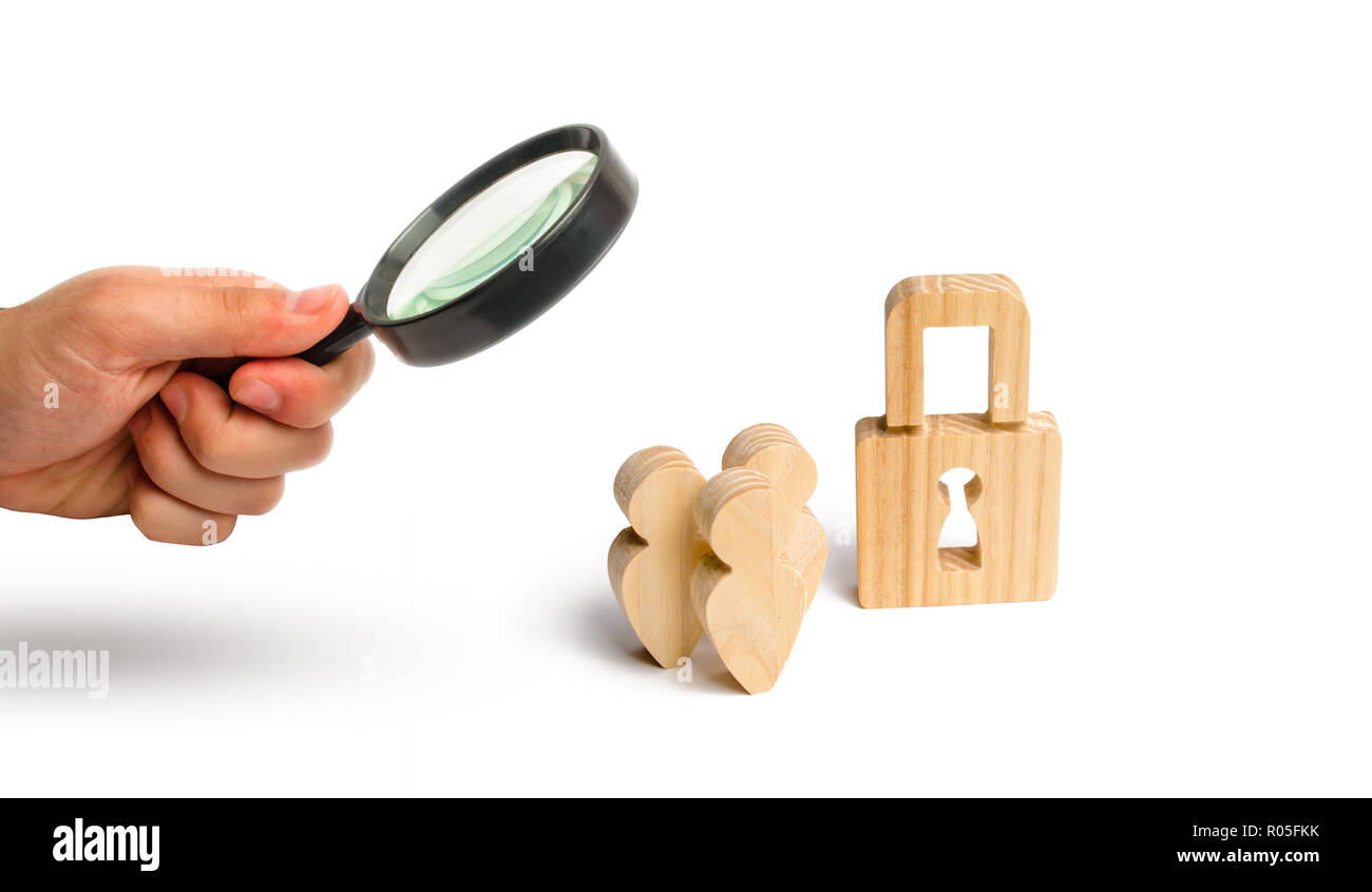 Lupe betrachtet die Menschen stehen in der Nähe des Schloss. Der Schutz der personenbezogenen Daten und der cyber Schutz. Schutz der Menschenrechte und min. Stockfoto