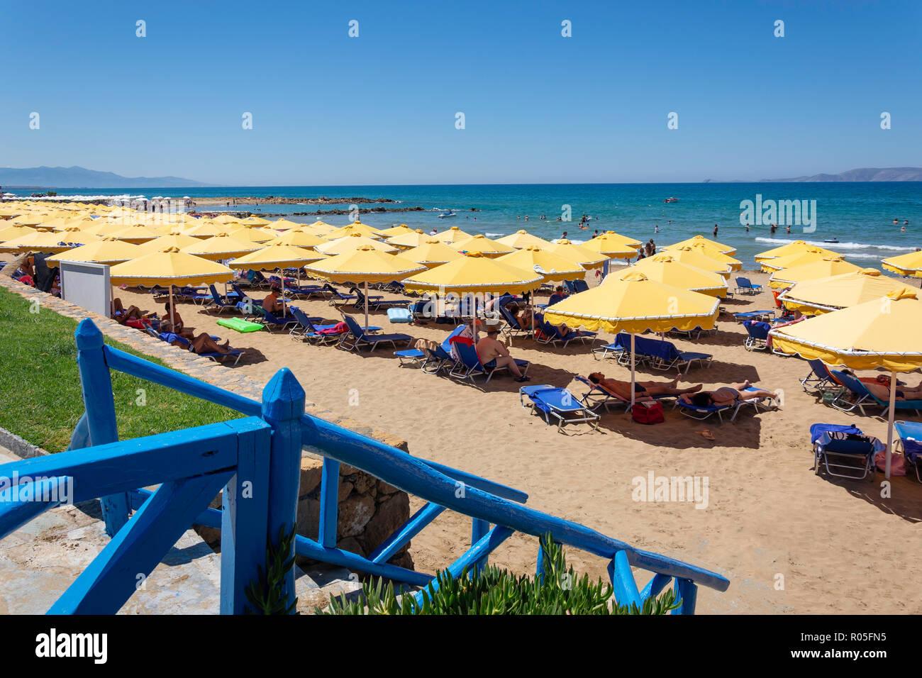 Blick auf den Strand, das Mitsis Rinela Beach Resort & Spa, Kokkini Hani, Irakleio Region, Kreta (Kriti), Griechenland Stockfoto