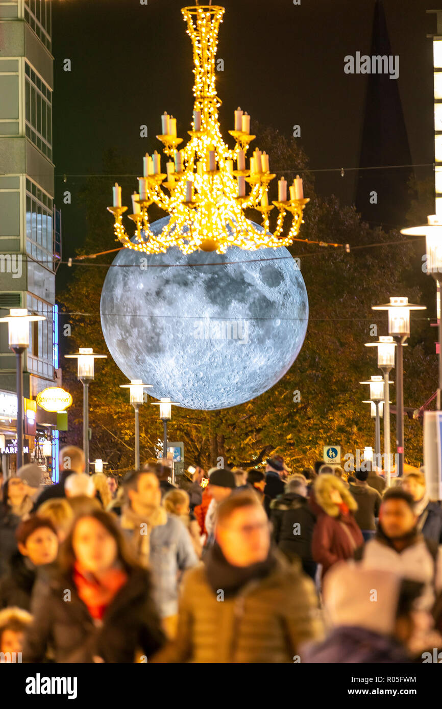 Essen Festival, Licht Kunst Licht Installationen in der Essener Innenstadt, Museum des Mondes, großen leuchtenden Mond, von NASA-Fotos, Kettwiger Straße, shoppi Stockfoto