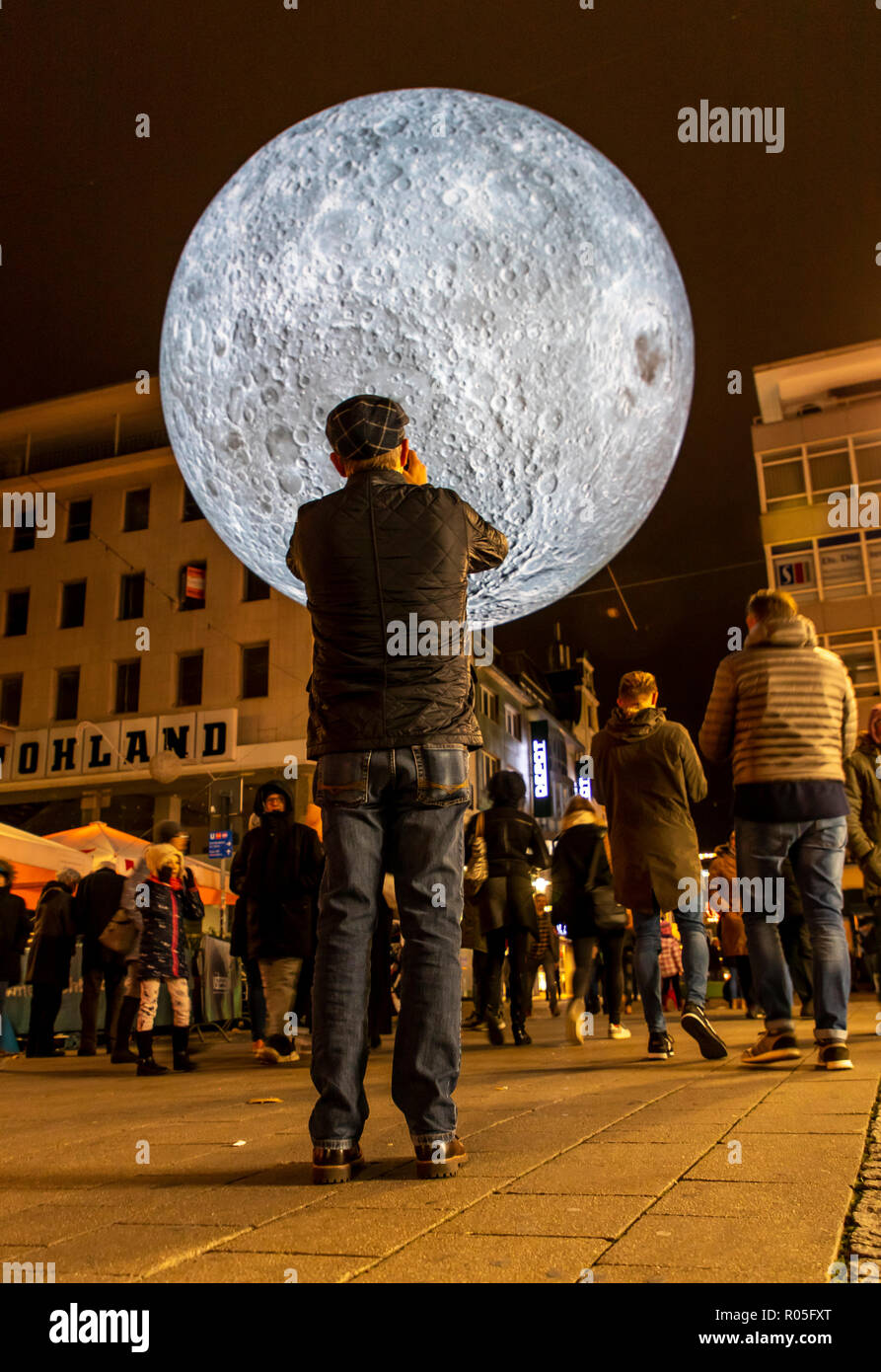 Essen Festival, Licht Kunst Licht Installationen in der Essener Innenstadt, Museum des Mondes, großen leuchtenden Mond, von NASA-Fotos, Kettwiger Straße, shoppi Stockfoto
