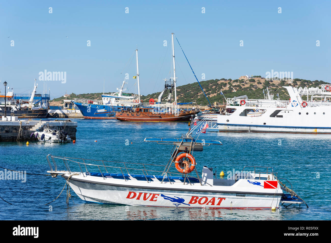 Ausflug und Boote im Hafen, Agios Nikolaos, Lasithi, Kreta (Kriti), Griechenland Stockfoto