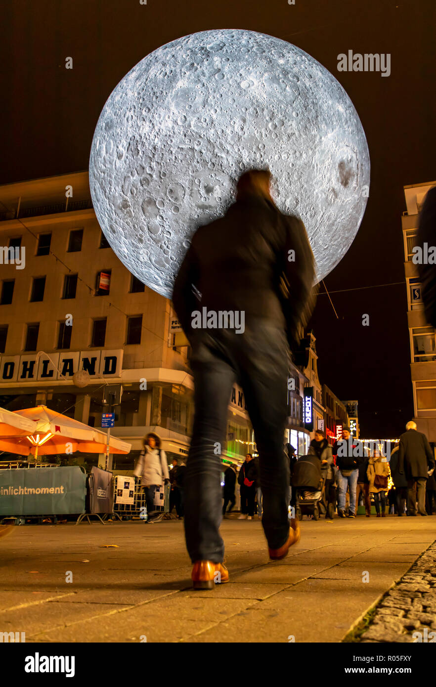 Essen Festival, Licht Kunst Licht Installationen in der Essener Innenstadt, Museum des Mondes, großen leuchtenden Mond, von NASA-Fotos, Kettwiger Straße, shoppi Stockfoto
