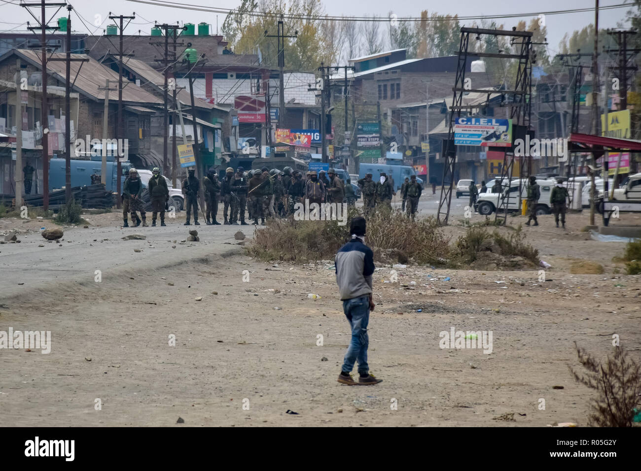 Ein Demonstrant in Kaschmir gesehen auf der Suche nach indischen paramilitärische Kräfte, die während der Auseinandersetzungen. Beamte sagen, daß zwei Rebellen in einem Schusswechsel mit der indischen Regierung Truppen getötet wurden, Auseinandersetzungen ausgebrochen im Bereich der Pampore Pulwama einige 20 km ab Sommer Hauptstadt Srinagar, nachdem die Nachricht verbreitete sich in der ganzen Gegend. Stockfoto