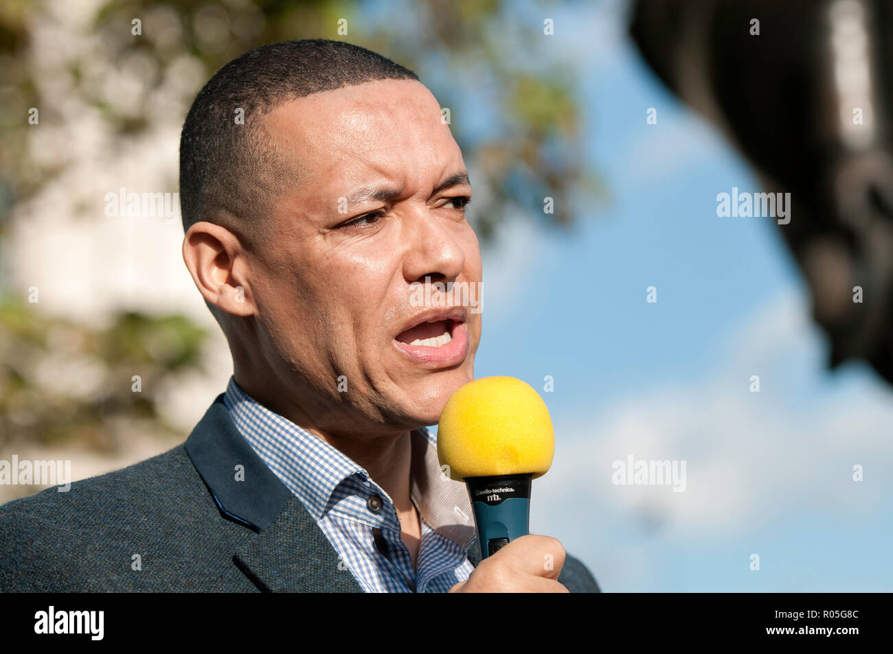 Labour Party Sustainable Business Minister Clive Lewis beobachtet, als er während des Protestes. Die neu gebildete Aussterben Rebellion Gruppe, besorgt über Klimawandel, fordert eine friedliche massenhaften zivilen Ungehorsam Politik Engagement und Handeln in Bezug auf Umweltfragen zu markieren. Aktivisten im Parlament Platz versammelt und blockierten die Straße für zwei Stunden. Der Protest enthalten Lautsprecher wie Greta Thunberg, Caroline Lucas, und George Monbiot. Nach Aussterben Rebellion 15 Menschen wurden bei dem Protest verhaftet. Stockfoto