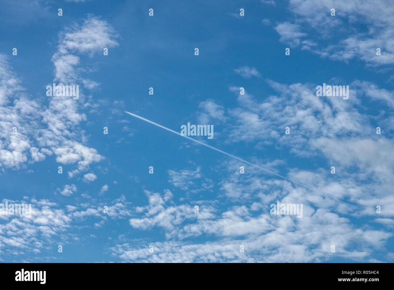 Wolken Cirrocumulus, Plane Vapor Trail Sky Hintergrund Stockfoto