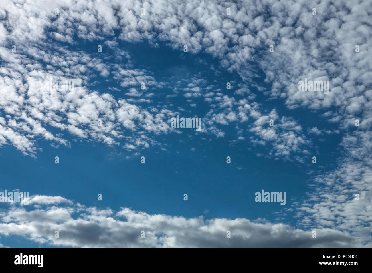 Wolken Cirrocumulus blauer Himmel Hintergrund Stockfoto