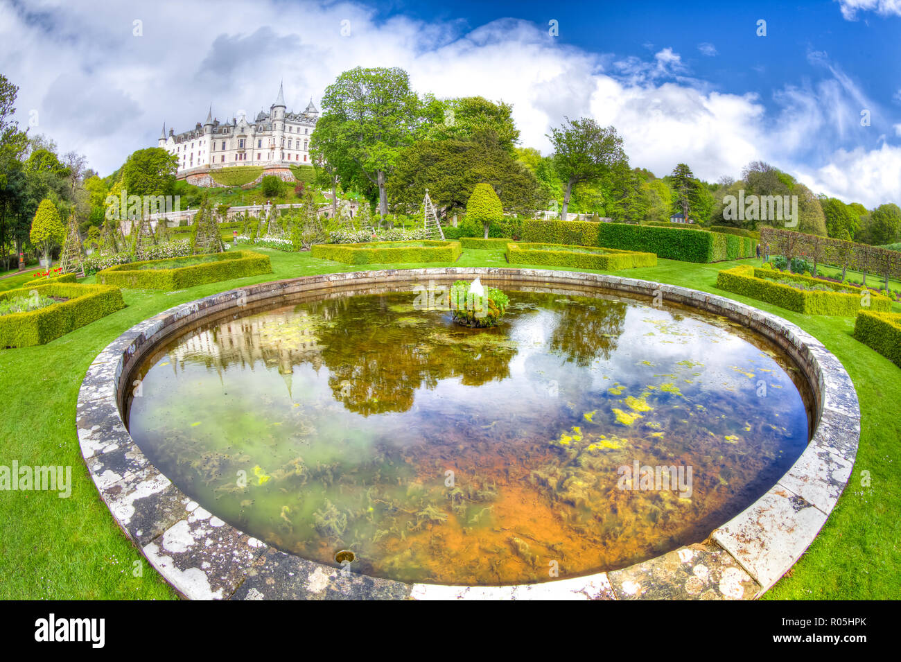 Runde Blumenbeet Pool Im Garten Von Dunvegan Castle In Dunvegan