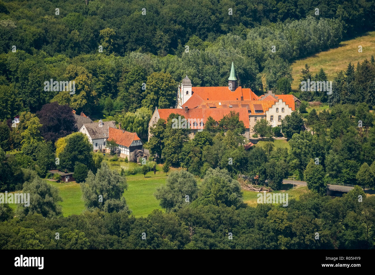 Luftaufnahme, Kloster Vinnenberg - Legen Sie spirituelle Erfahrungen, Landgasthof - Hotel zum Kühlen Grunde, Bever, State Forest Vinnenberger Busch, Warendorf, Mün Stockfoto