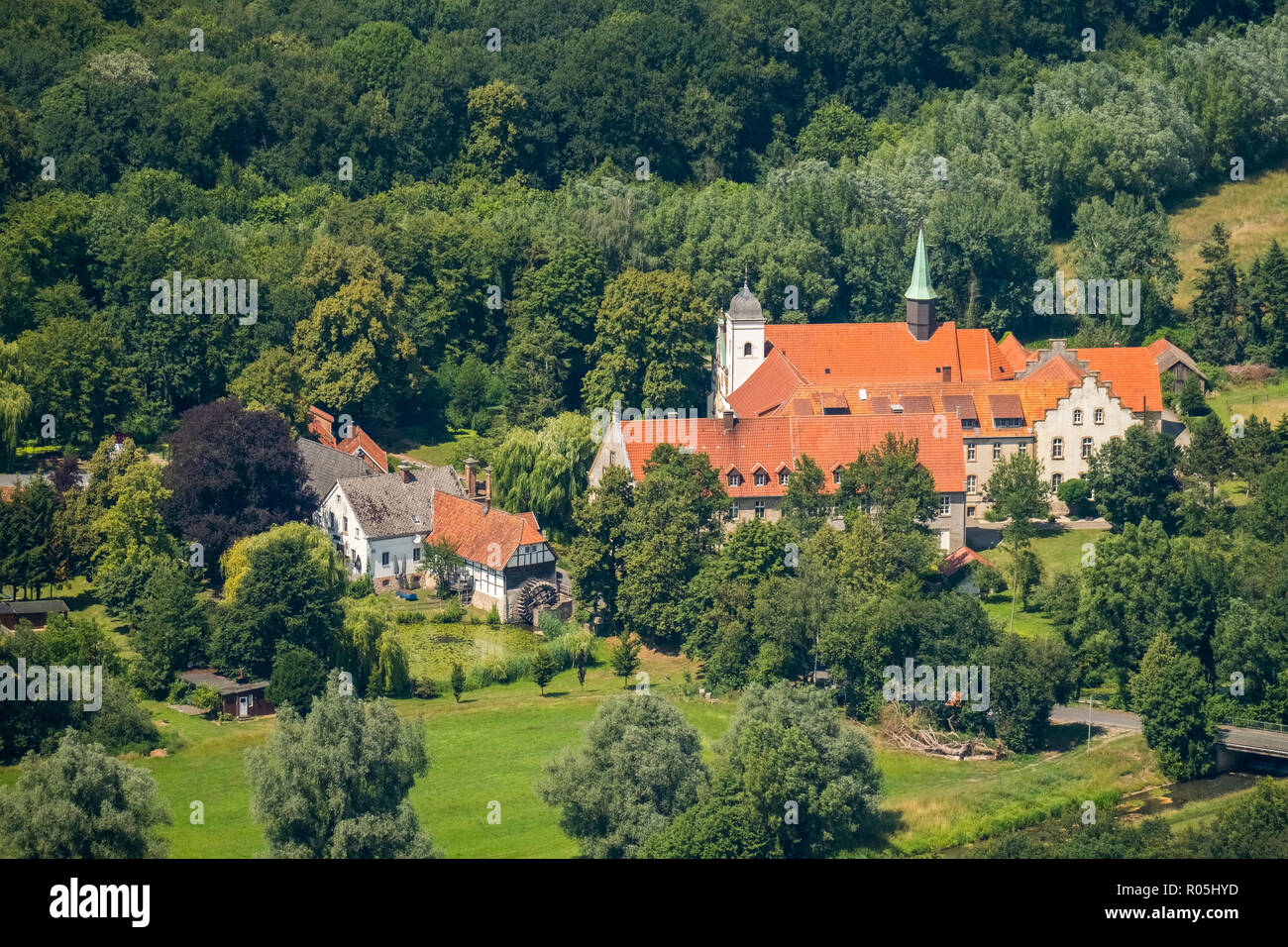 Luftbild, Kloster Vinnenberg - Ort geistlicher Erfahrungen, Landgasthof - Hotel zum Kühlen Grunde, Bever, Staatswald Vinnenberger Busch, Warendorf, Münsterl Stockfoto
