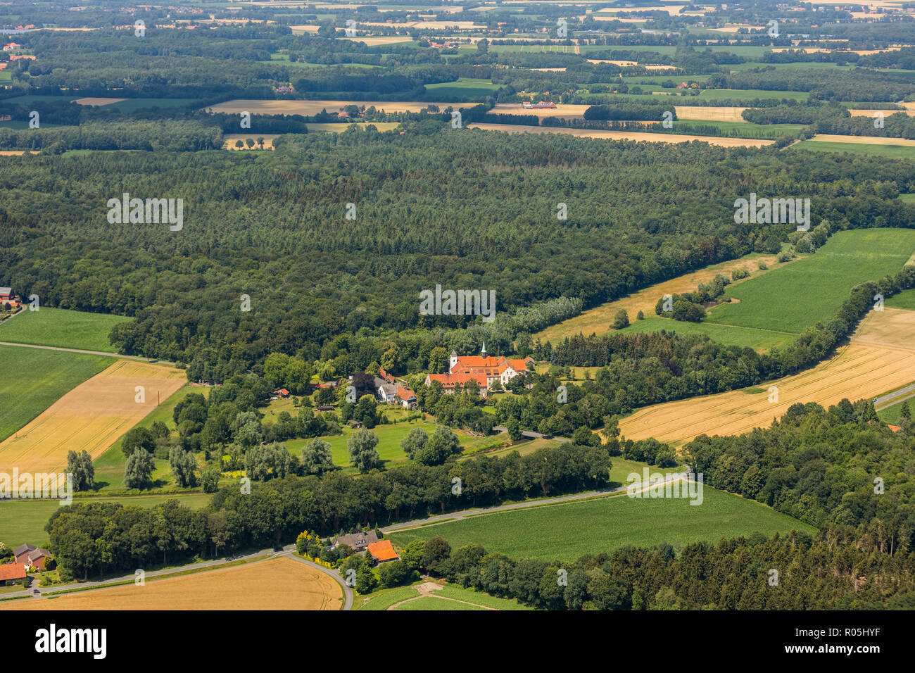 Luftaufnahme, Überblick Vinnenberg Abtei - Ort der geistlichen Erfahrungen, Landgasthof - Hotel zum Kühlen Grunde, Bever, State Forest Vinnenberger Busch, Ware Stockfoto