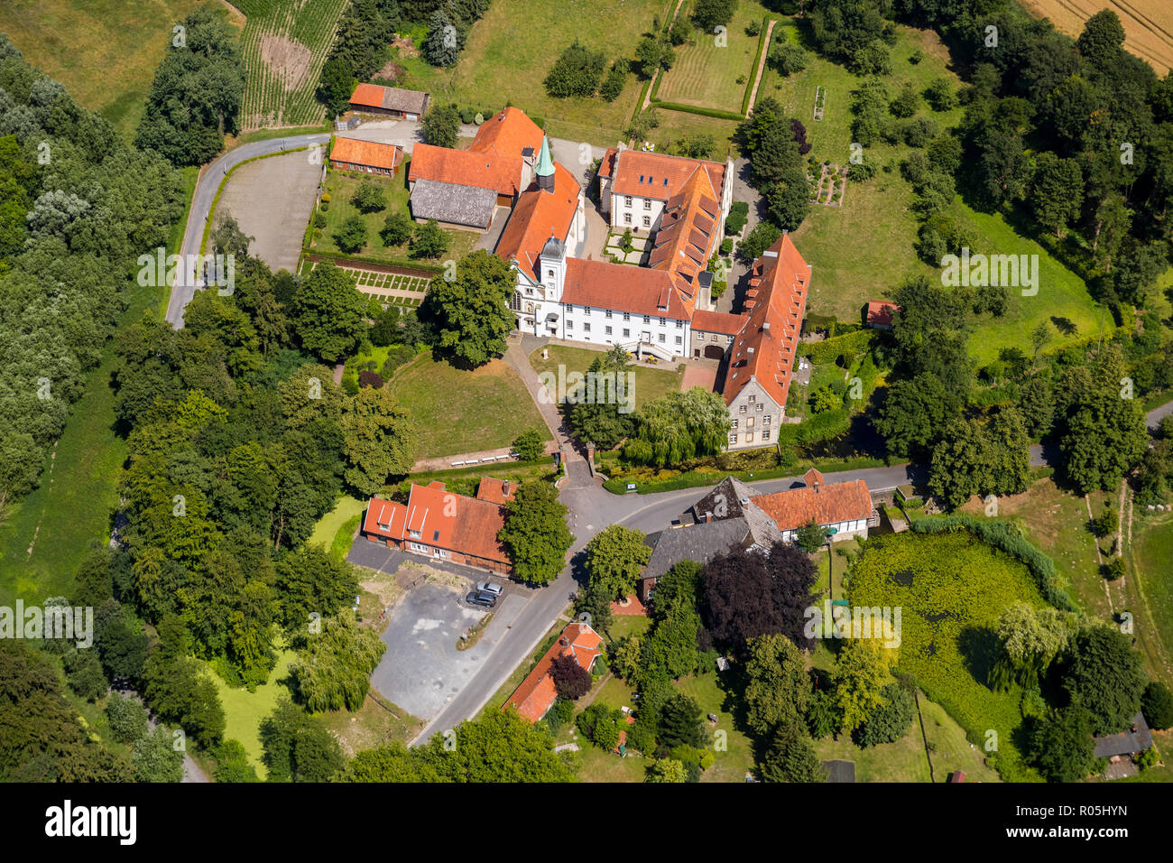 Luftbild, Kloster Vinnenberg - Ort geistlicher Erfahrungen, Landgasthof - Hotel zum Kühlen Grunde, Bever, Staatswald Vinnenberger Busch, Warendorf, Münsterl Stockfoto